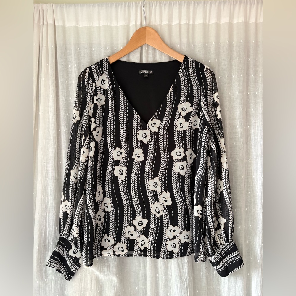 Express Monochrome Floral V-Neck Blouse